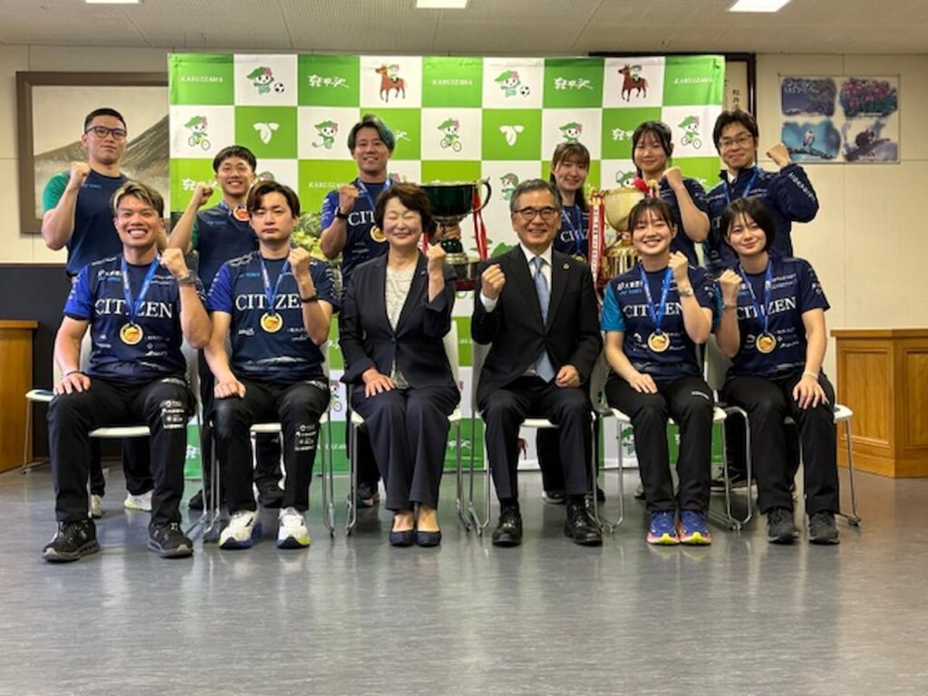 カーリング日本選手権男女優勝のSC軽井沢クラブ来庁