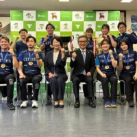 カーリング日本選手権男女優勝のSC軽井沢クラブ来庁 カーリング日本選手権男女優勝のSC軽井沢クラブ来庁